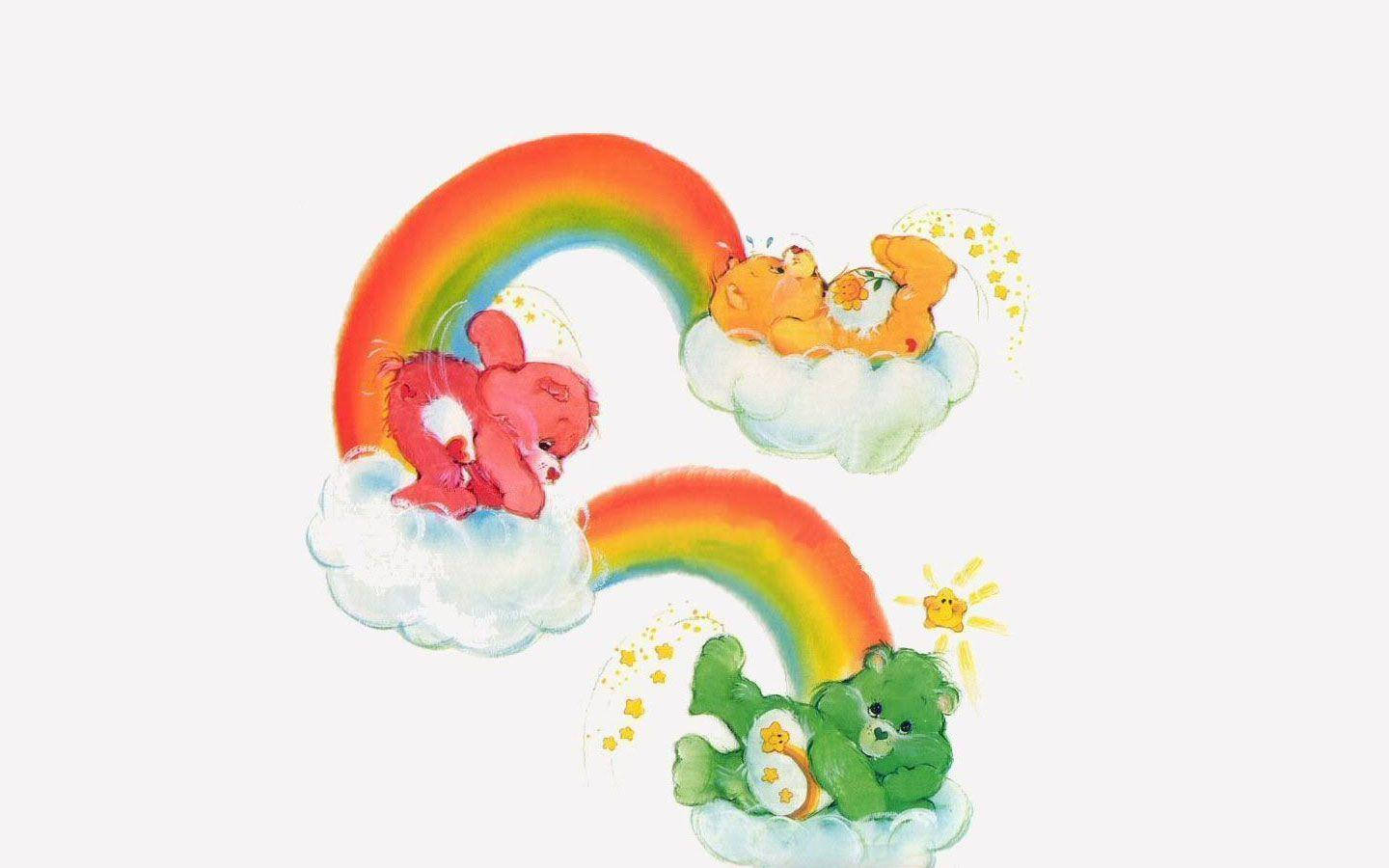 三隻Care Bears在彩虹下的雲朵上，有星星和太陽