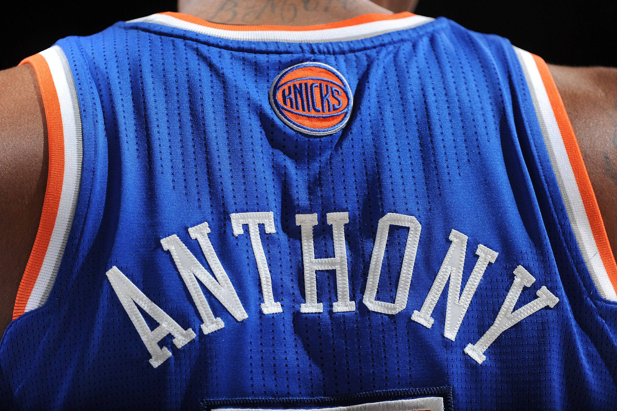 紐約尼克隊Carmelo Anthony球衣 壁紙 — 藍色紐約人籃球球衣背面特寫，印有白色字體 'ANTHONY'。