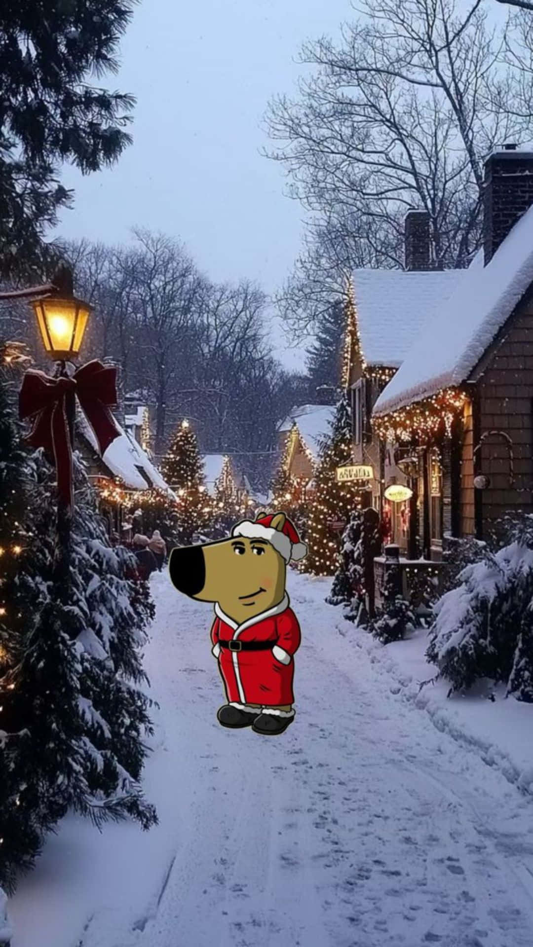  壁紙 — 一隻卡通狗穿著聖誕老人服裝，在黃昏時分沿著一條被雪覆蓋的村莊街道行走，街道兩旁掛滿節日燈飾和積雪的樹木。