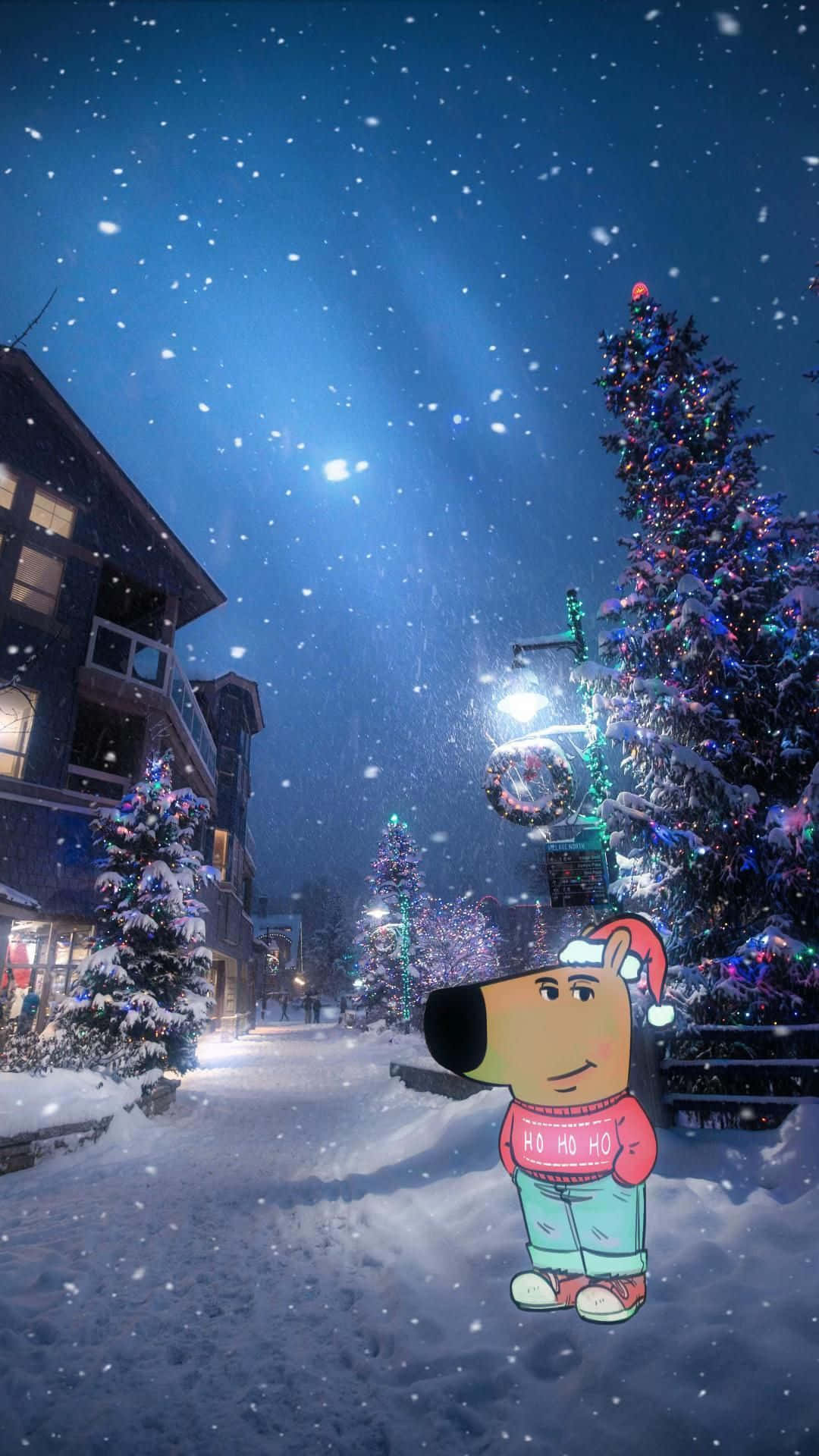  壁紙 — 一隻戴著聖誕老人帽的卡通狗站在雪村街道上，雪花飄落，聖誕燈飾閃爍。