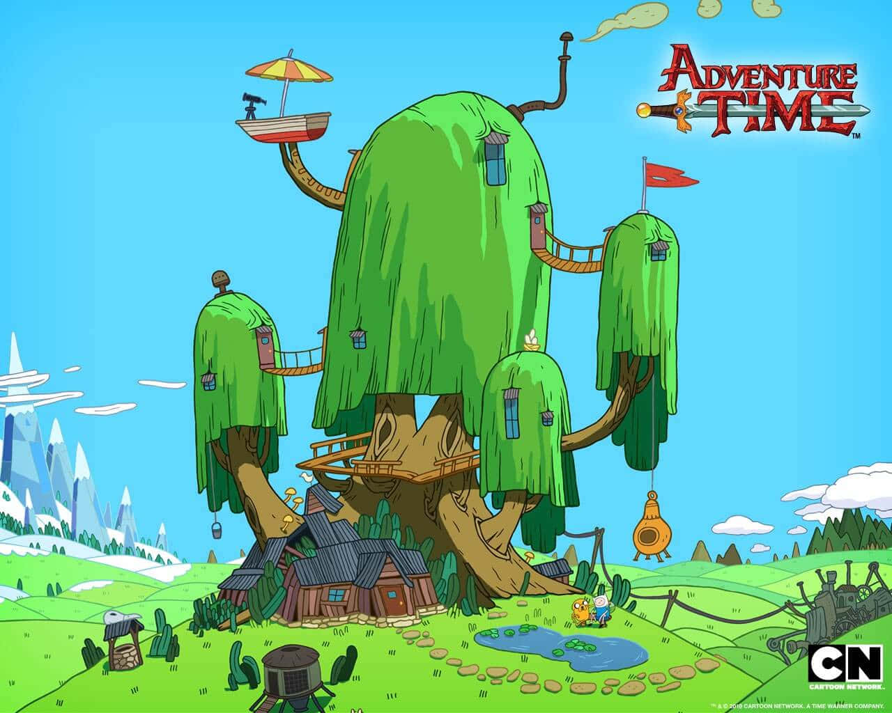 Cartoon Network《Adventure Time》海報壁紙 壁紙 — 一個異想天開的卡通樹屋村莊，擁有綠色樹冠和木製步道，背景是明亮的藍天和遠處的雪山。