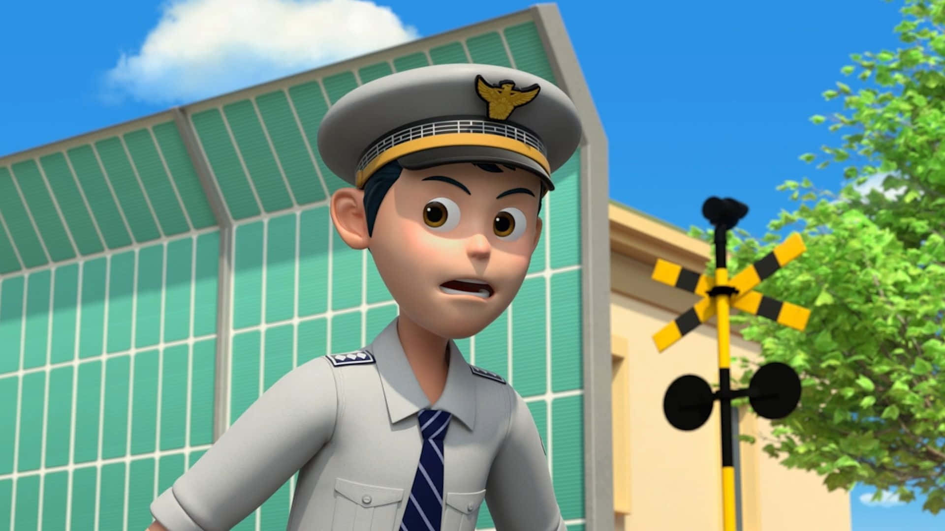  壁紙 — 卡通火車車長穿著制服，站在明亮的藍天下，靠近鐵路平交道信號。