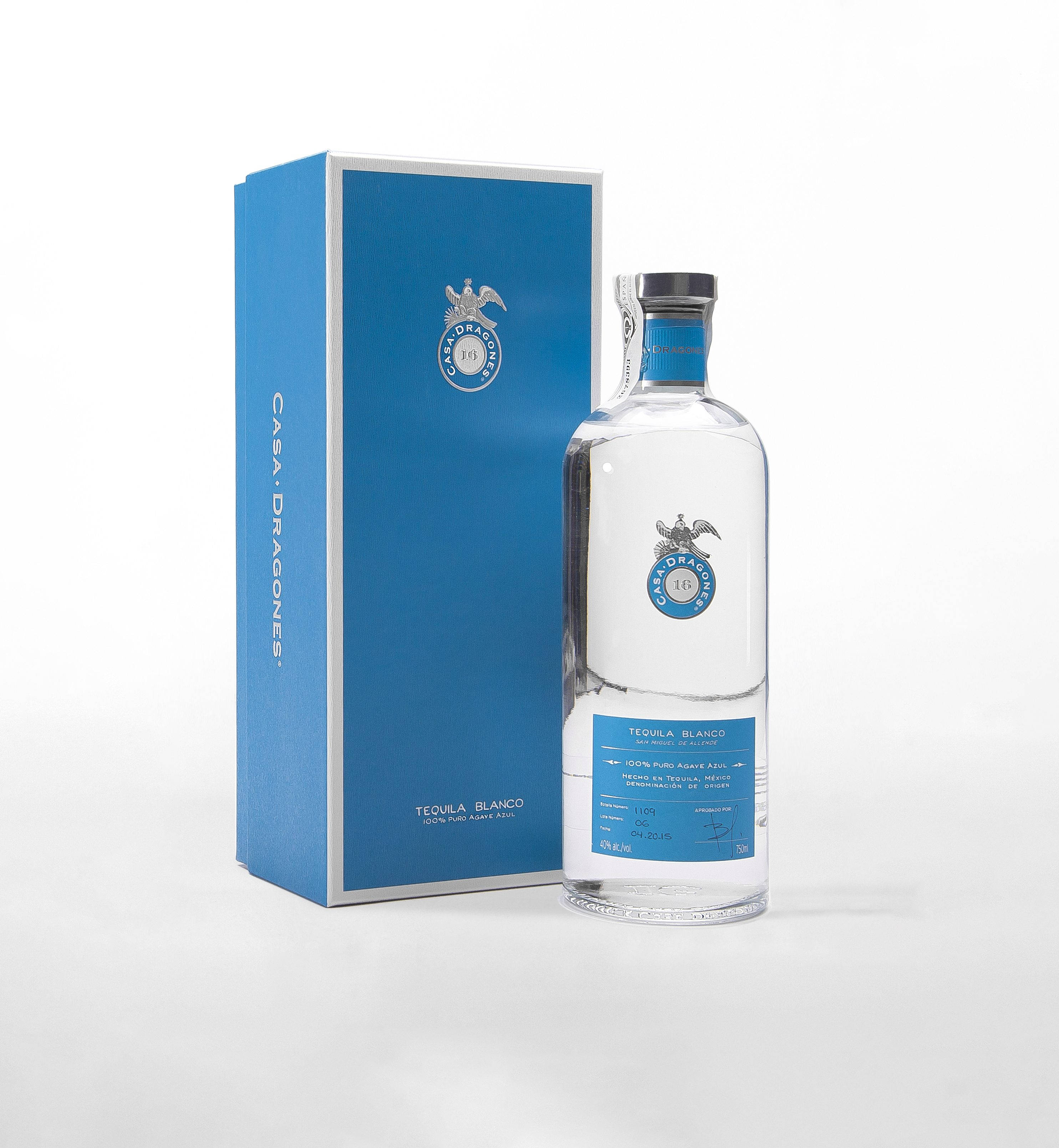 Casa Dragones 白龍舌蘭酒 — 瓶中奢華與品質 壁紙 — 一瓶透明的 Casa Dragones 白龍舌蘭酒，旁邊是其時尚的藍色盒子，背景為潔淨的白色。