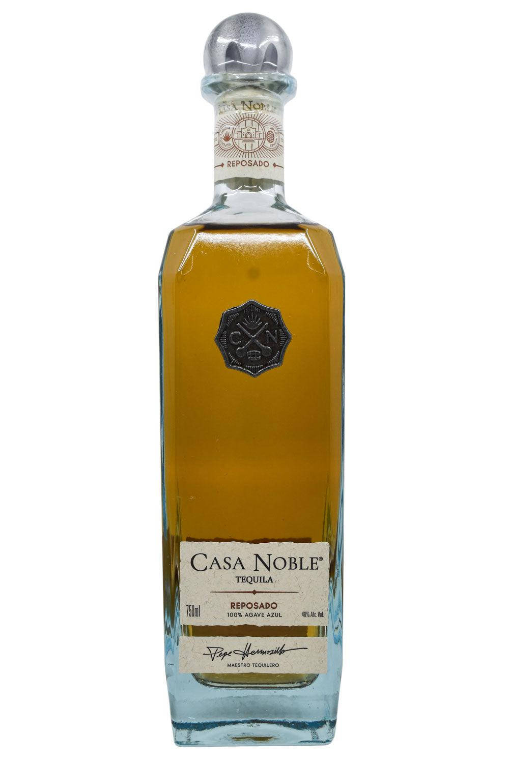 Casa Noble Reposado 750毫升 壁紙 — 一個透明玻璃瓶的Casa Noble Reposado龍舌蘭酒，裝有琥珀色液體和銀色瓶蓋，背景為白色。