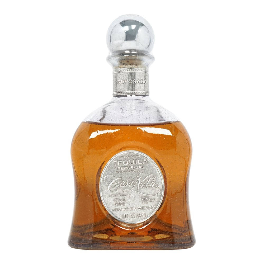 Casa Noble Reposado復古瓶身 - 精緻品味之選 壁紙 — 一個透明玻璃瓶的Casa Valle Reposado龍舌蘭酒，裝有琥珀色液體和銀色瓶蓋，背景為白色。