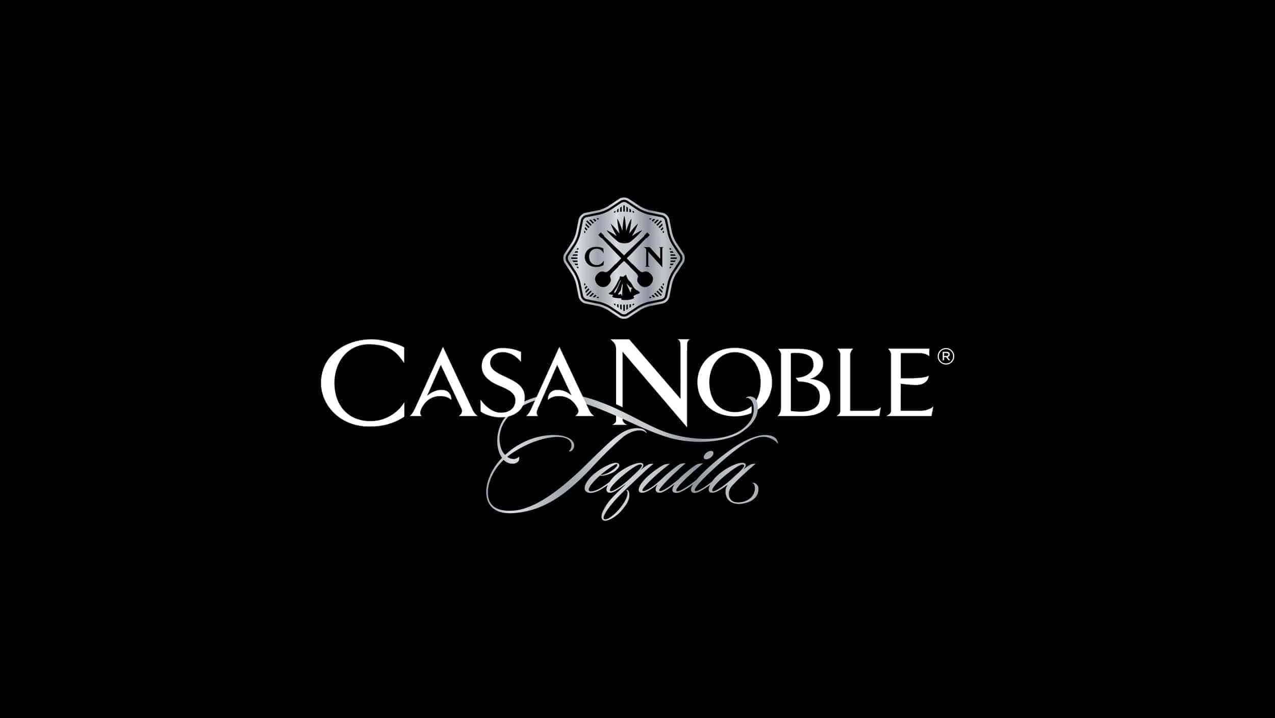 Casa Noble黑白標誌 壁紙 — 優雅的白色Casa Noble Tequila標誌，中央有盾徽，置於純黑色背景上。