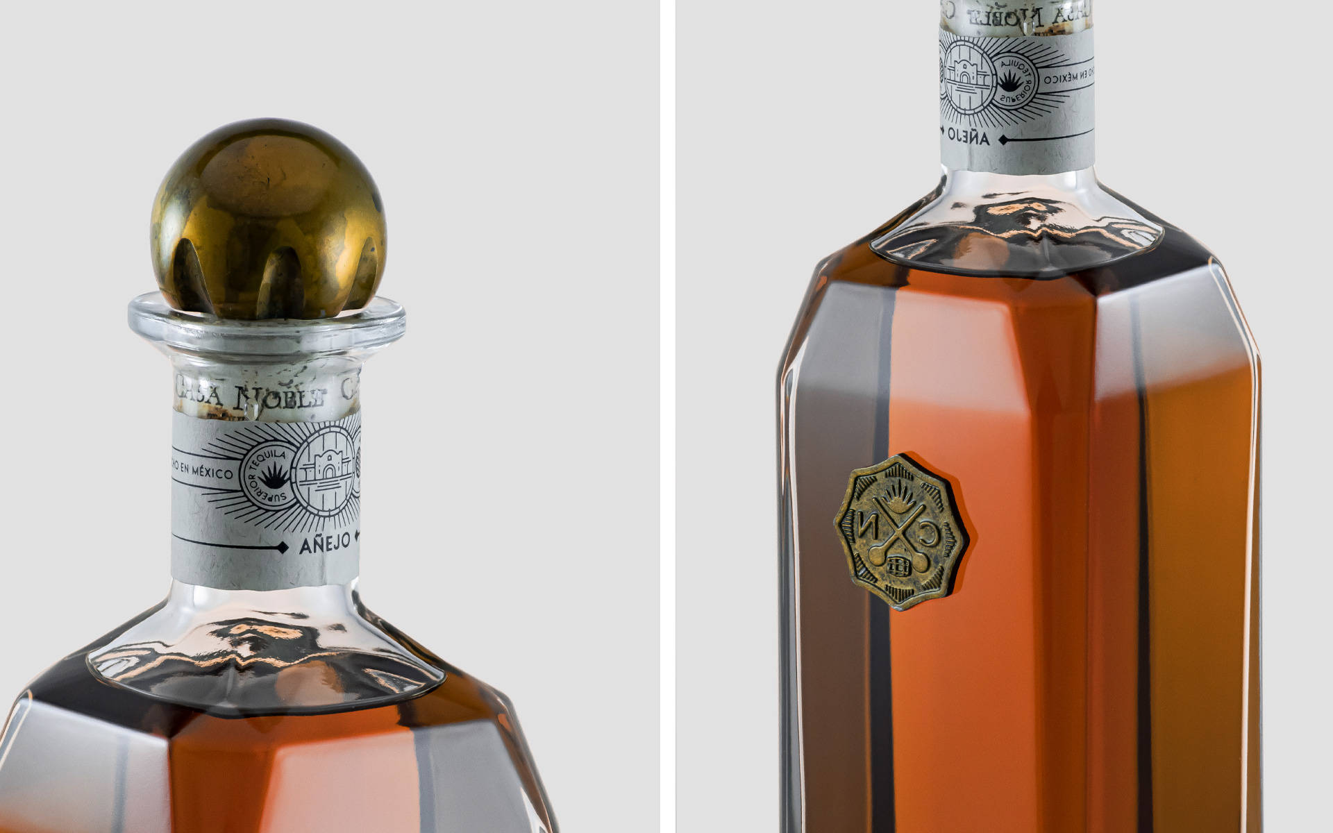 Casa Noble龍舌蘭設計 壁紙 — 一個豪華的幾何形龍舌蘭酒瓶，帶有金色瓶蓋和精緻標籤，背景為中性色。