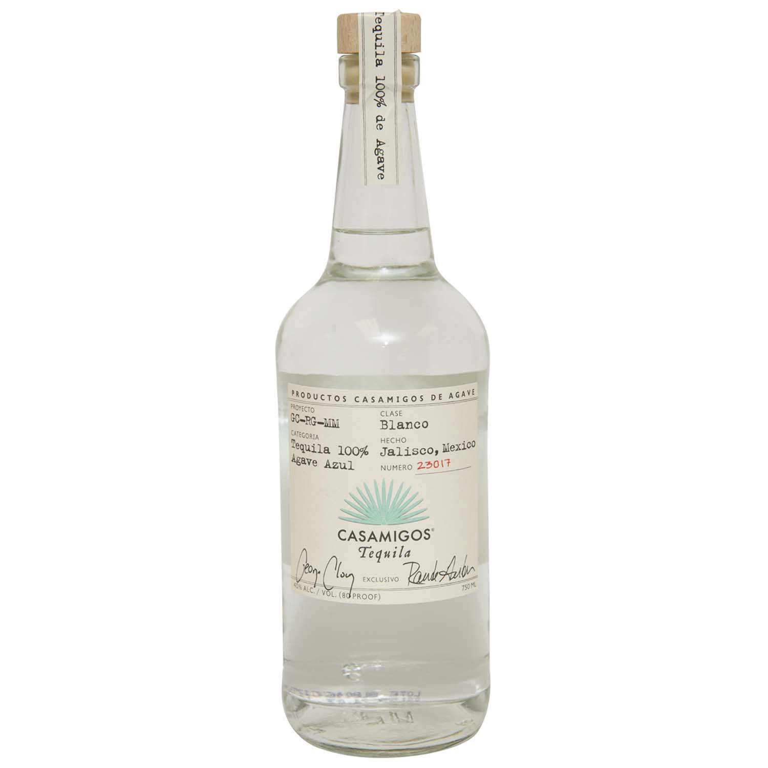 Casamigos 蒸餾酒 Blanco 風味 壁紙 — 一個透明玻璃瓶的Casamigos Blanco龍舌蘭酒，配有木蓋和極簡標籤，背景為白色。