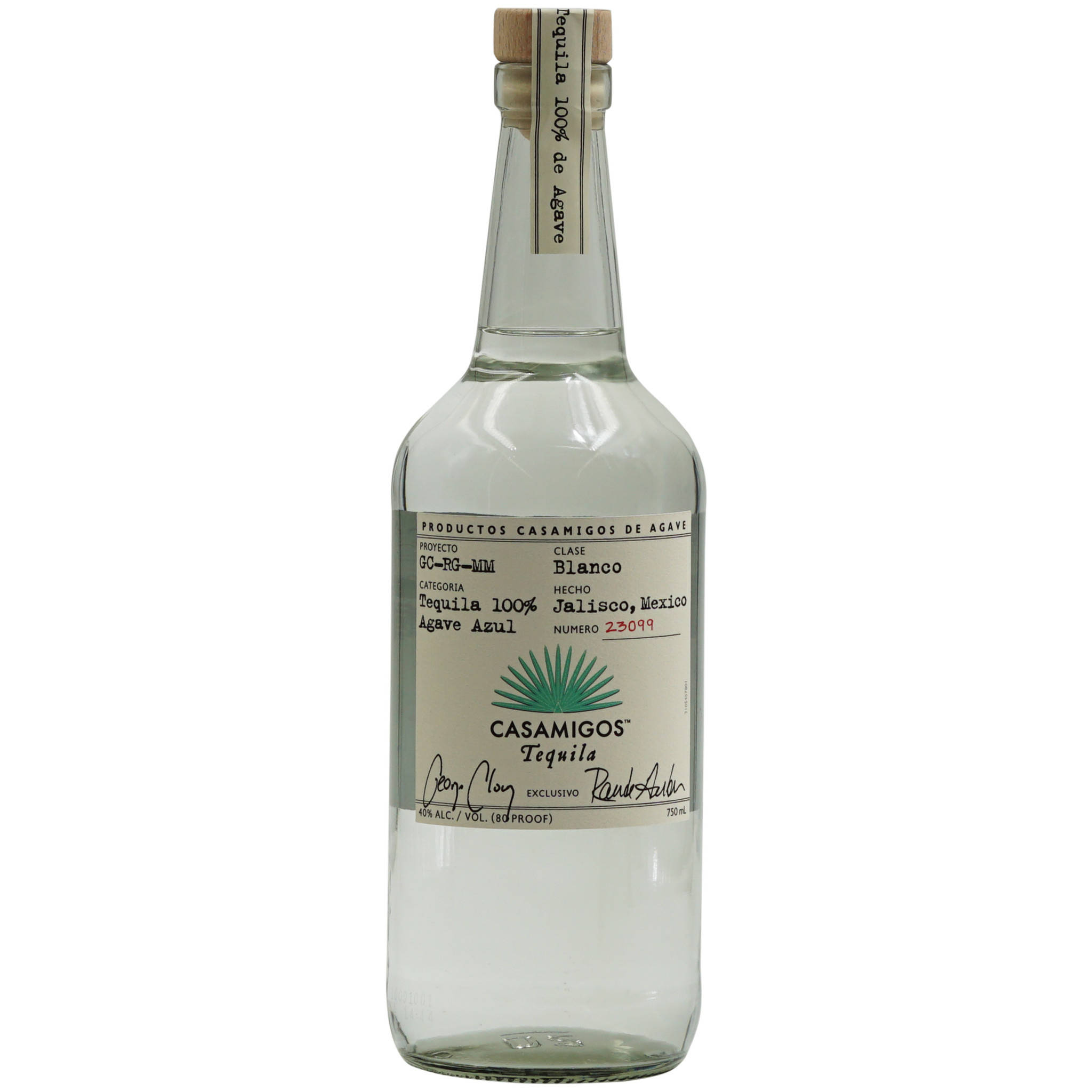 Casamigos 蒸餾酒 Blanco 版本 壁紙 — 一個透明玻璃瓶的Casamigos Blanco龍舌蘭酒，配有木塞和詳細標籤，背景為白色。