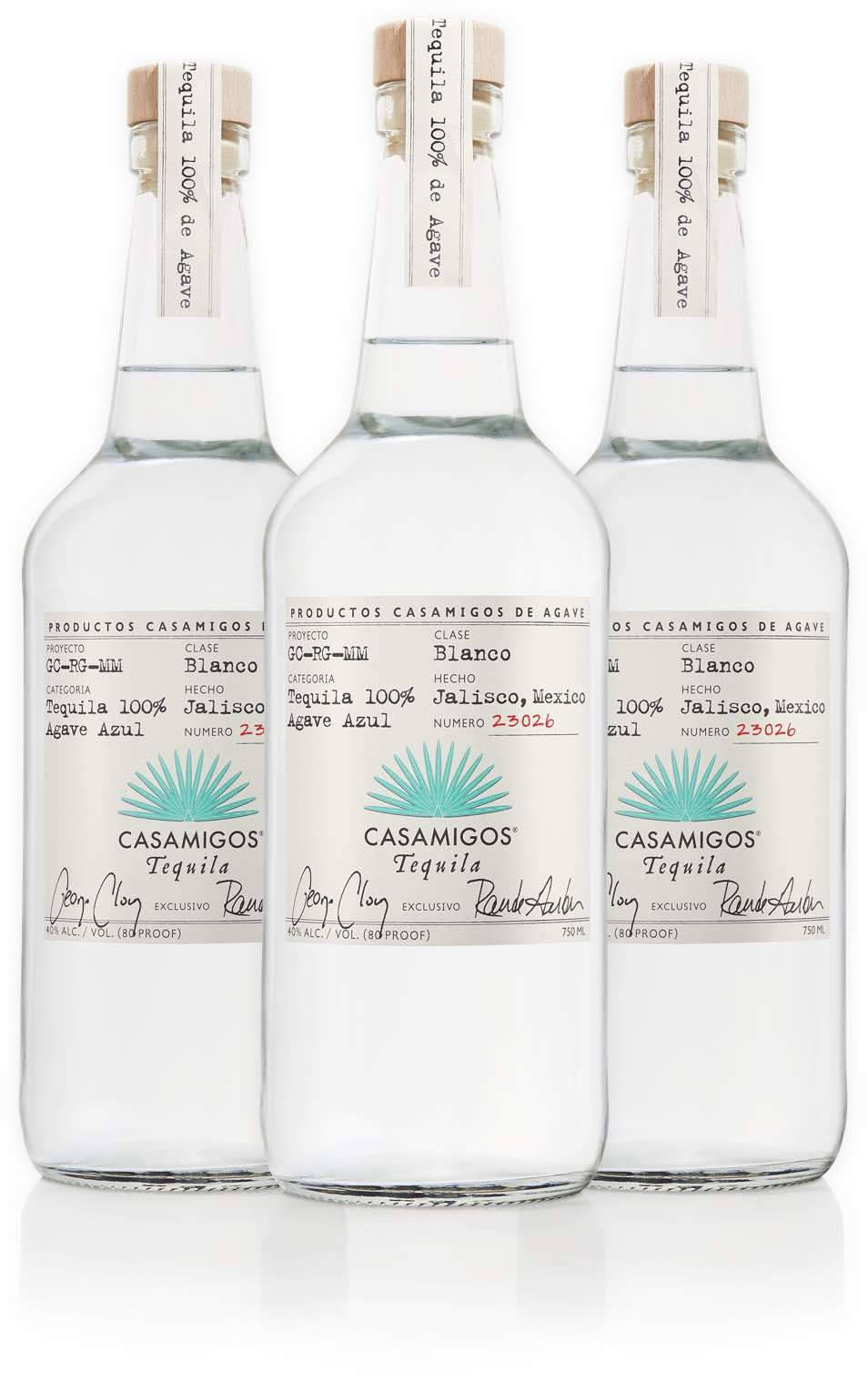 三瓶 Casamigos Tequila Blanco 整齊地擺放在白色反射表面上。