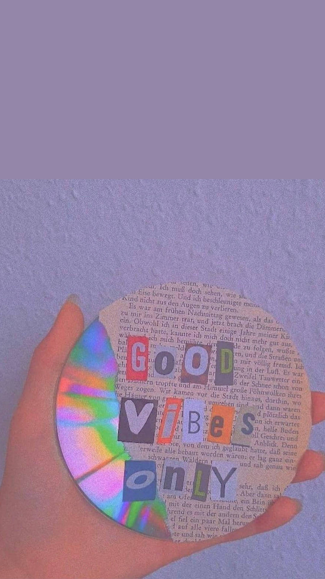 好氣氛唯獨 CD 美學氛圍 壁紙 — 一隻手拿著一個圓形拼貼畫，上面有「GOOD VIBES ONLY」的鏤空字母，背景是彩虹紮染和印刷文字。