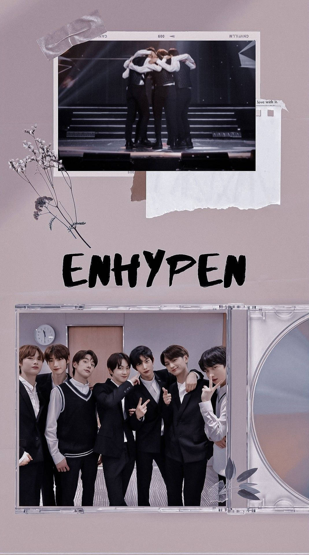 ENHYPEN K-pop 組合拼貼畫，包含舞台照片和與乾花及 CD 盒的休閒姿勢。