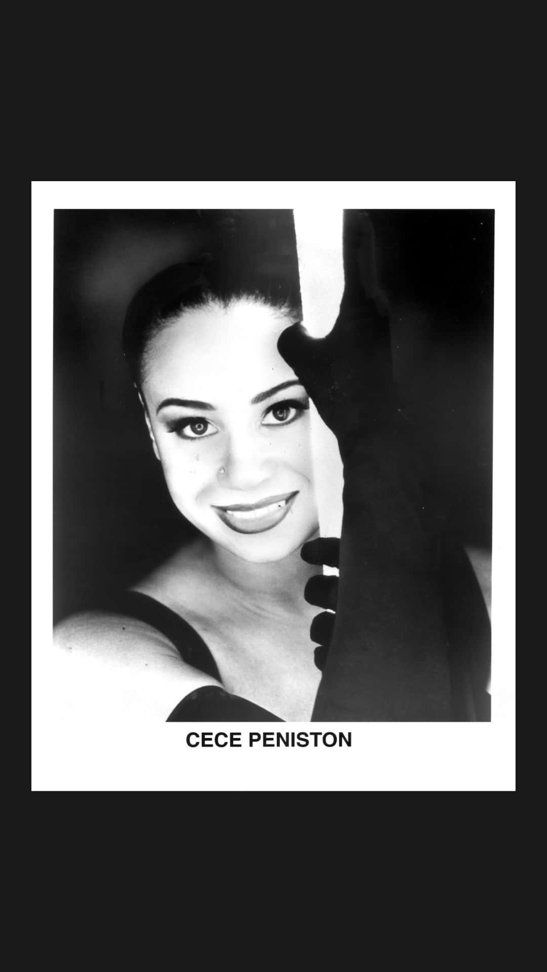  壁紙 — Cece Peniston 嘅黑白肖像，佢喺深色窗簾後面微笑探頭，舉起一隻手。
