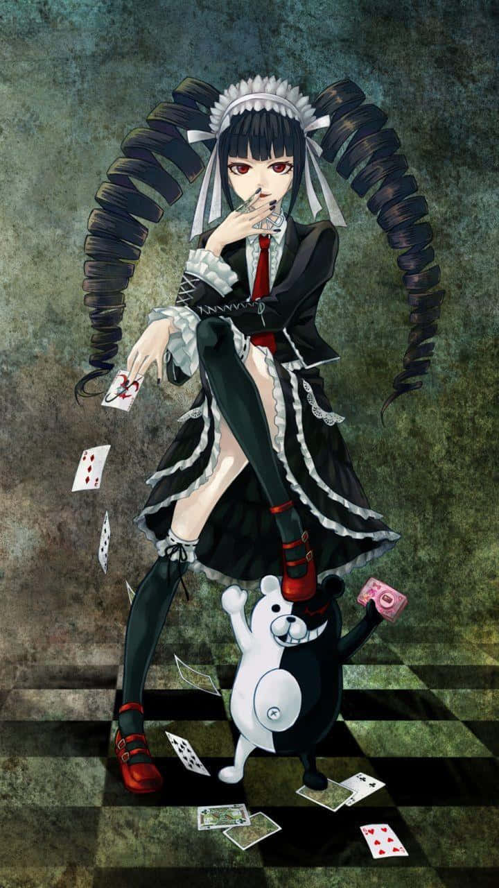 Celestia Ludenberg 與 Monokuma Danganronpa 壁紙 — 一個黑暗系動漫女僕，擁有高聳的黑髮，手持玻璃杯，卡片散落在棋盤格地板上，還有一個熊公仔。