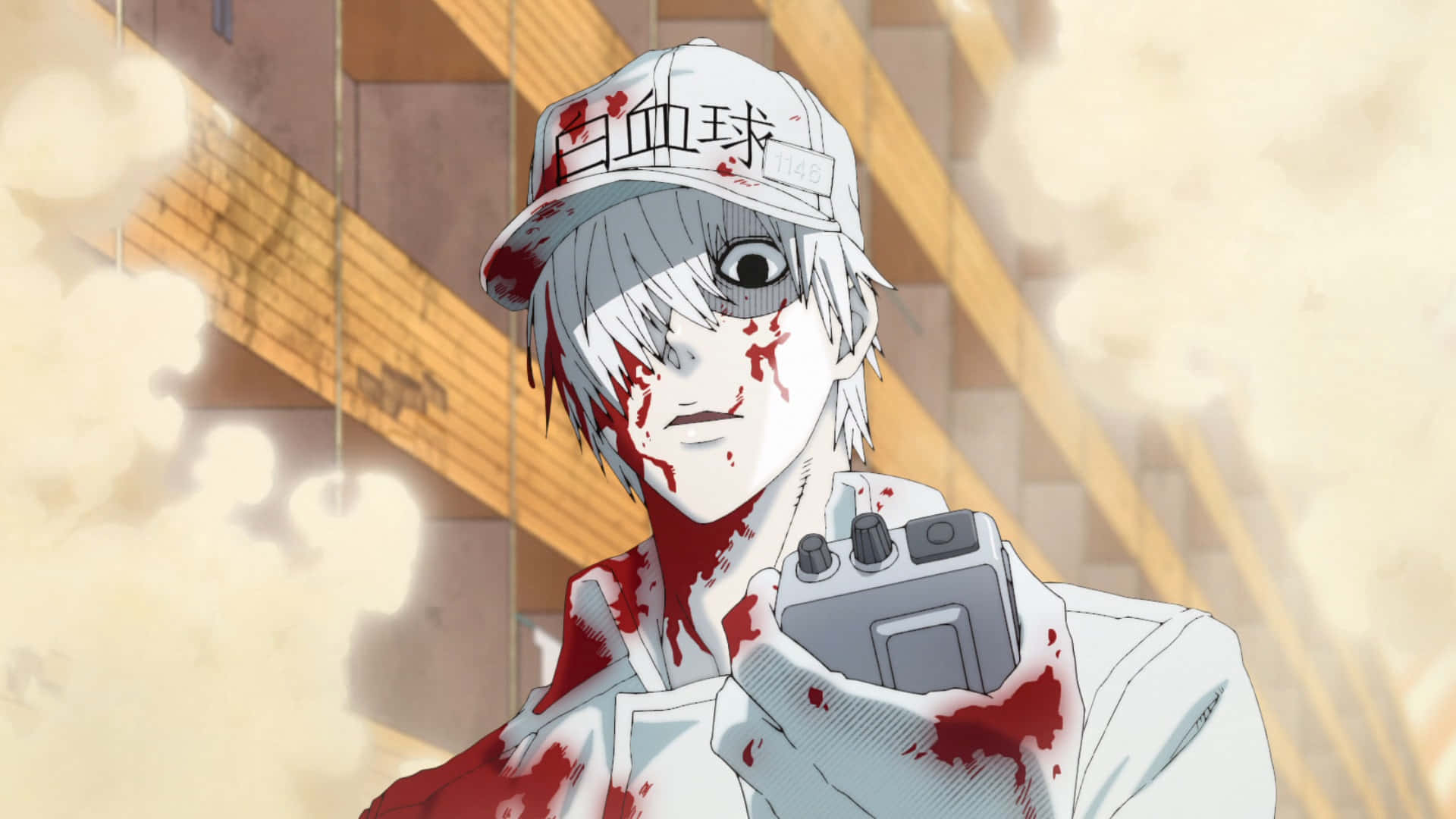 探索《Cells At Work!》的生動細胞世界 壁紙 — 一個沾滿血跡的動漫男孩，戴著白色帽子、穿著白色外套，在模糊的城市背景下手持一個裝置。
