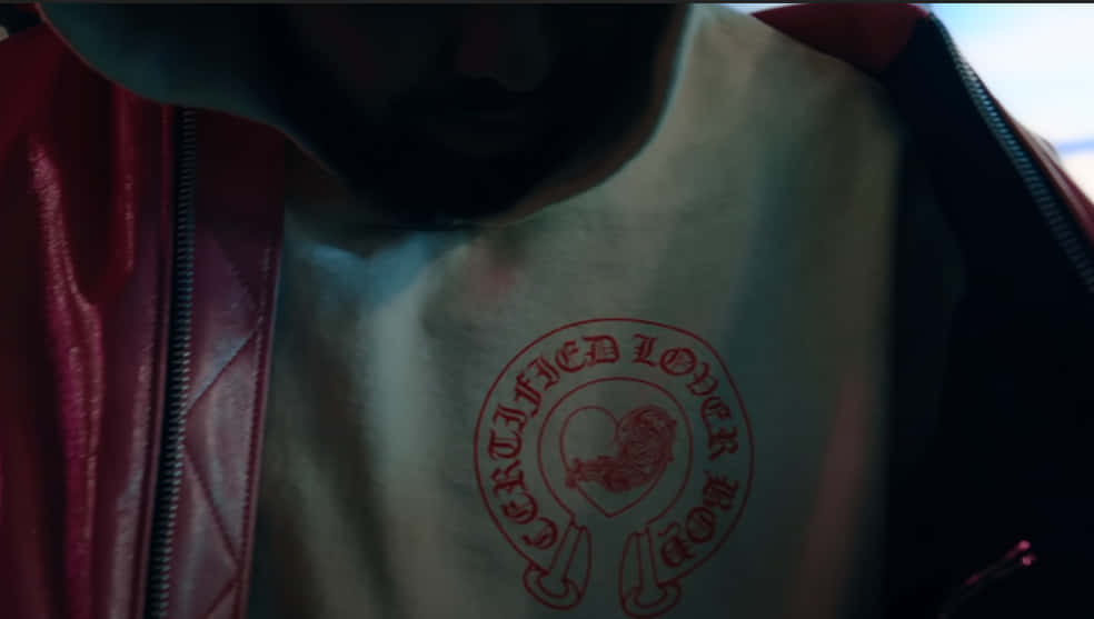 著紅色皮褸嘅人，著住有紅色Certified Lover Boy標誌嘅白色T恤。