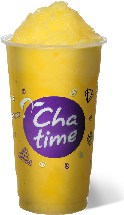 Cha Time 冰凍奶昔杯 壁紙 — 一杯充滿活力的黃色Cha time刨冰飲料從品牌杯中溢出，襯托在純白背景上。
