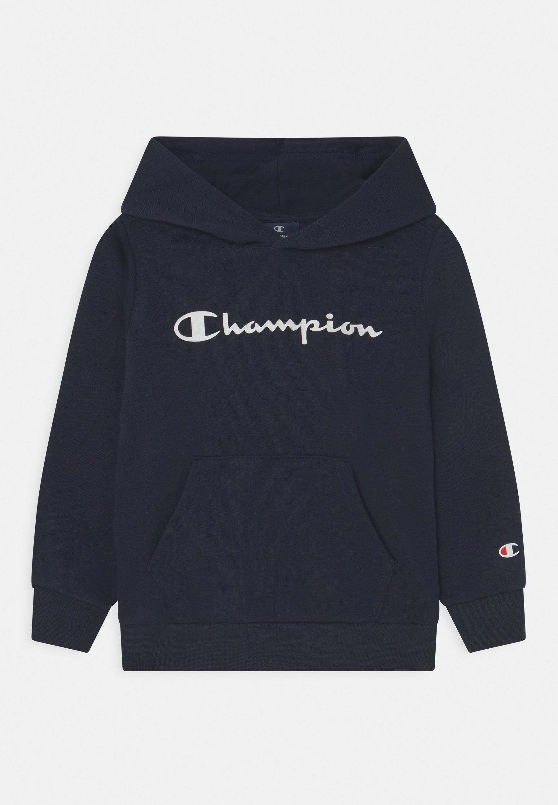 Champion 深藍連帽衫 壁紙 — 一件海軍藍色Champion連帽衛衣，帶有白色標誌和口袋，展示在純白色背景上。