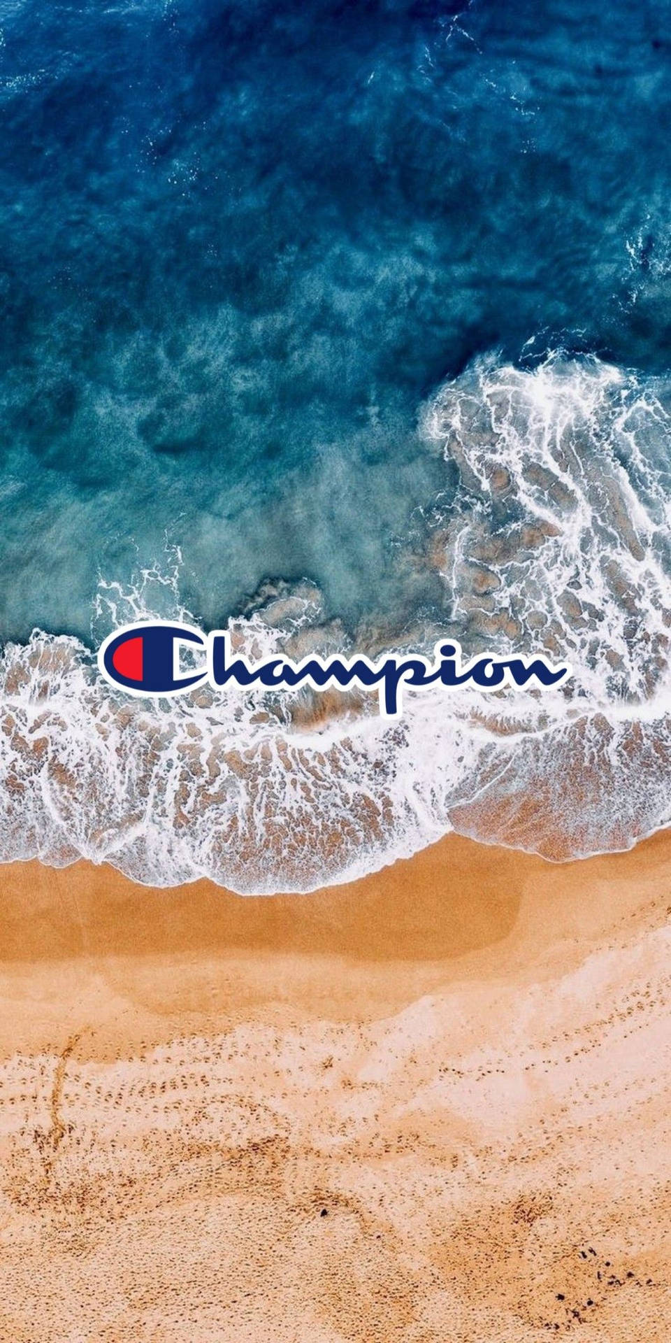 海浪與沙灘相遇，Champion標誌居中。