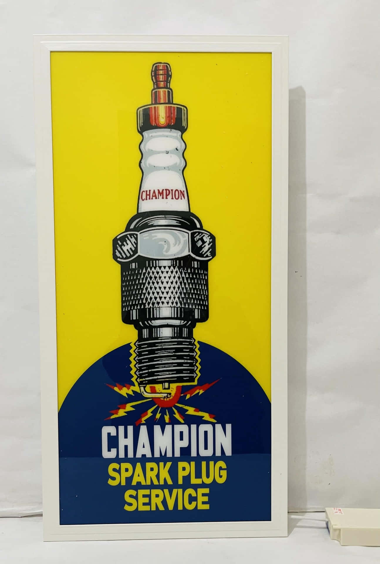 復古Champion火花塞服務海報，色彩大膽，帶有閃電設計。