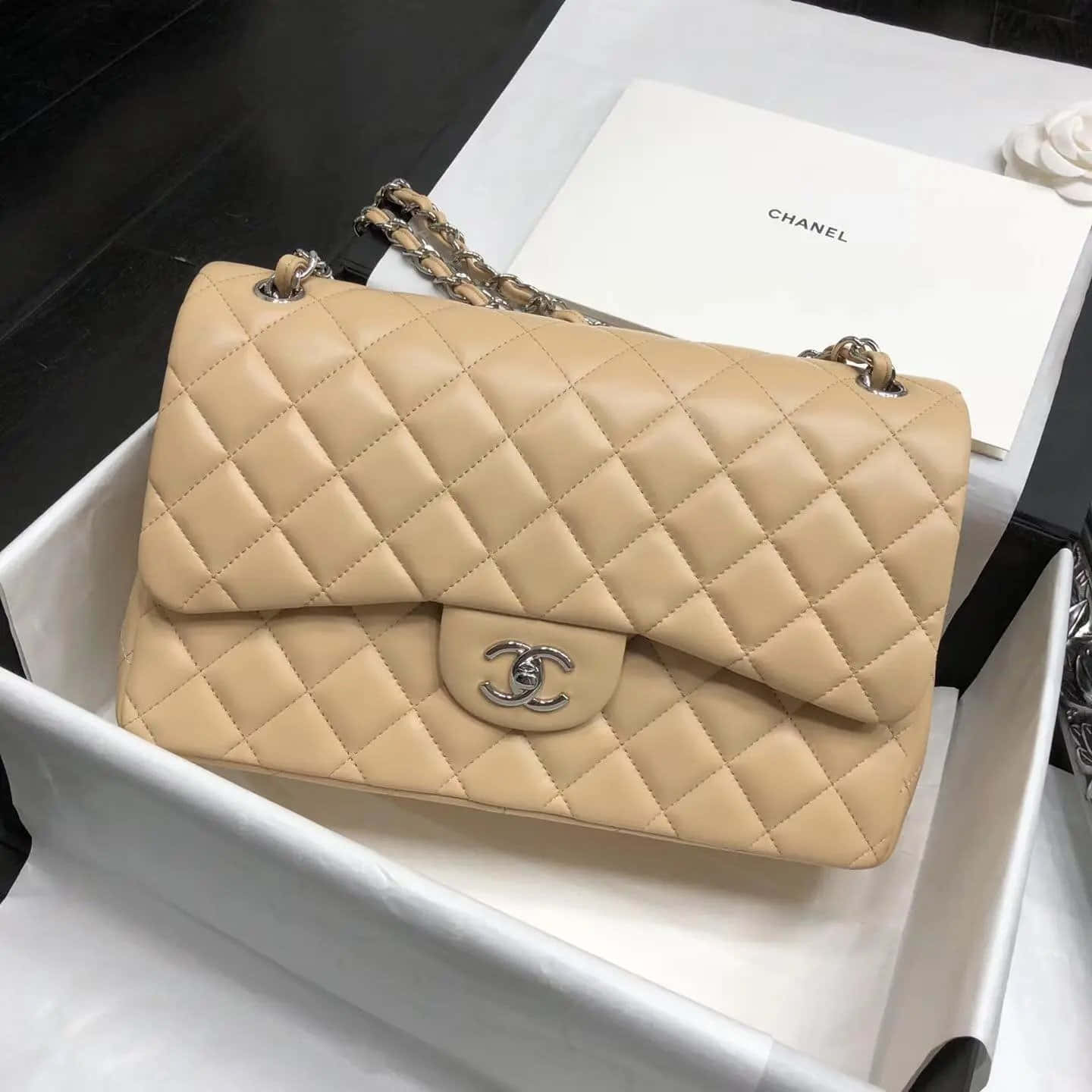 Chanel 杏色菱格鏈條袋 壁紙