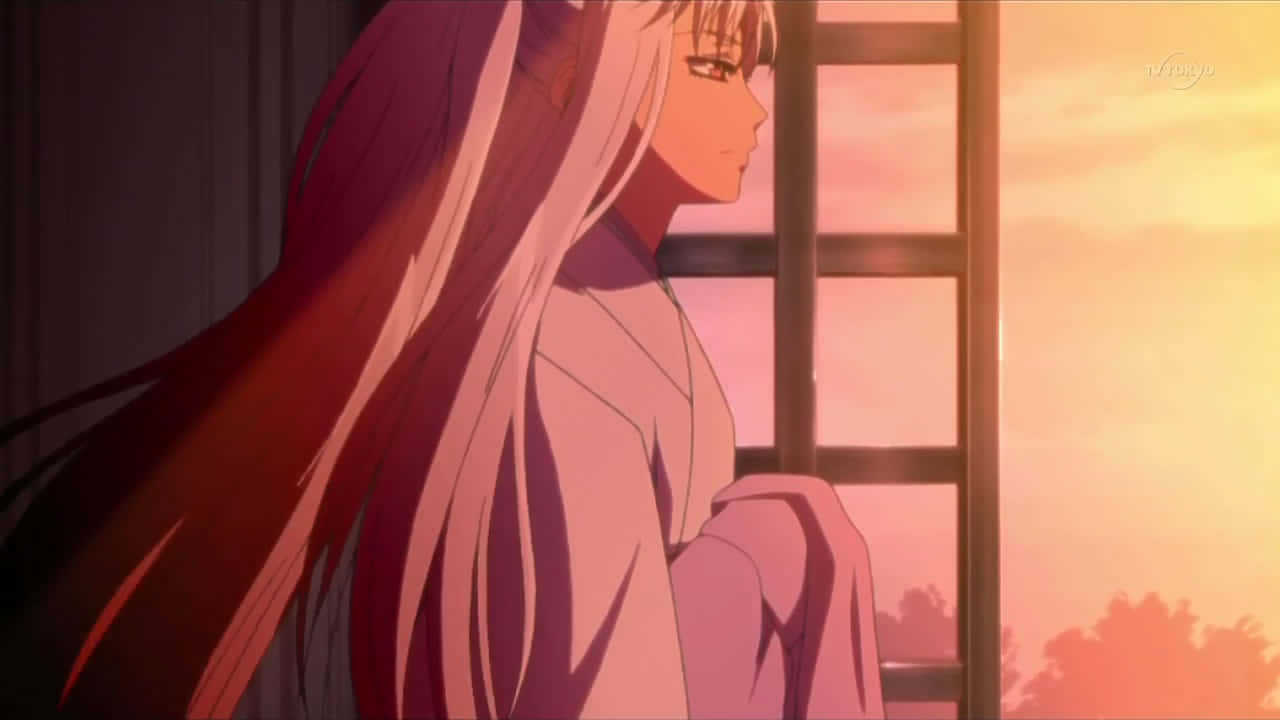  壁紙 — 一位長髮動漫女孩穿著粉紅色和服，透過窗戶凝視著溫暖的日落天空。
