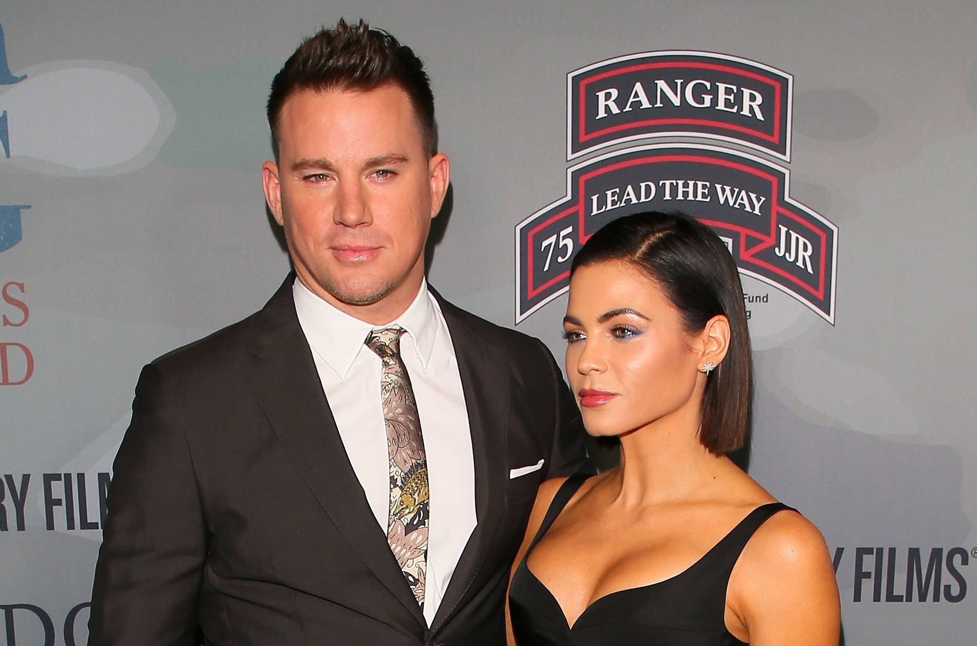 Channing Tatum 與前妻 Jenna Dewan 的優雅合影 壁紙 — Channing Tatum 和 Jenna Dewan 在一個正式活動中一起擺姿勢，背後有品牌背景。