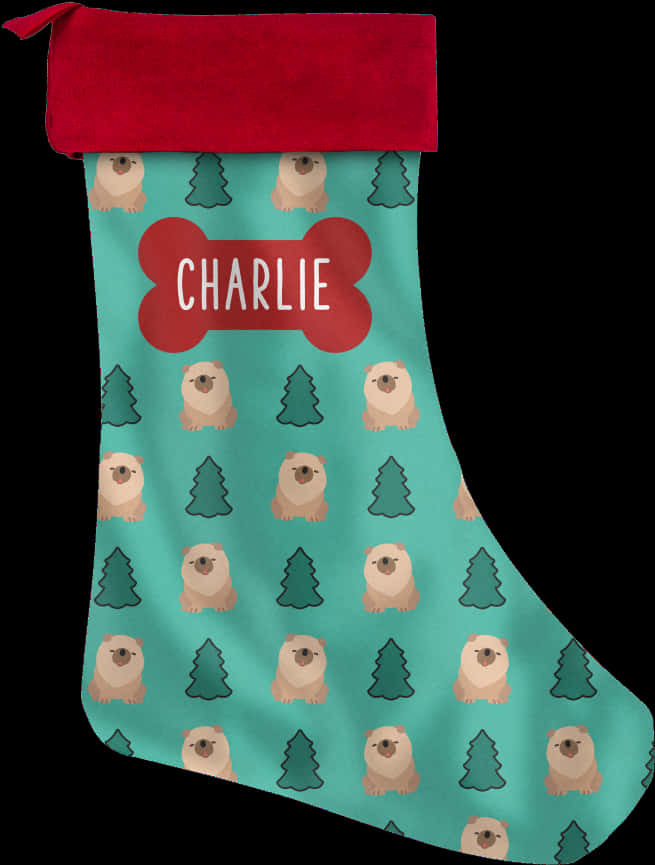 個人化聖誕襪Charlie 壁紙 — 一隻青綠色聖誕襪，紅色襪口，帶有重複的卡通八哥犬和松樹圖案，以及一個紅色的骨形名牌，上面寫著 CHARLIE。