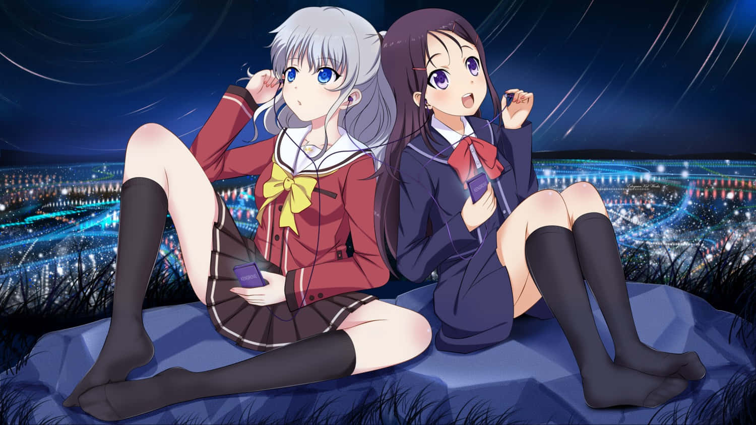 兩個穿著校服的動漫女孩坐在懸崖上，觀看夜晚閃爍的城市。