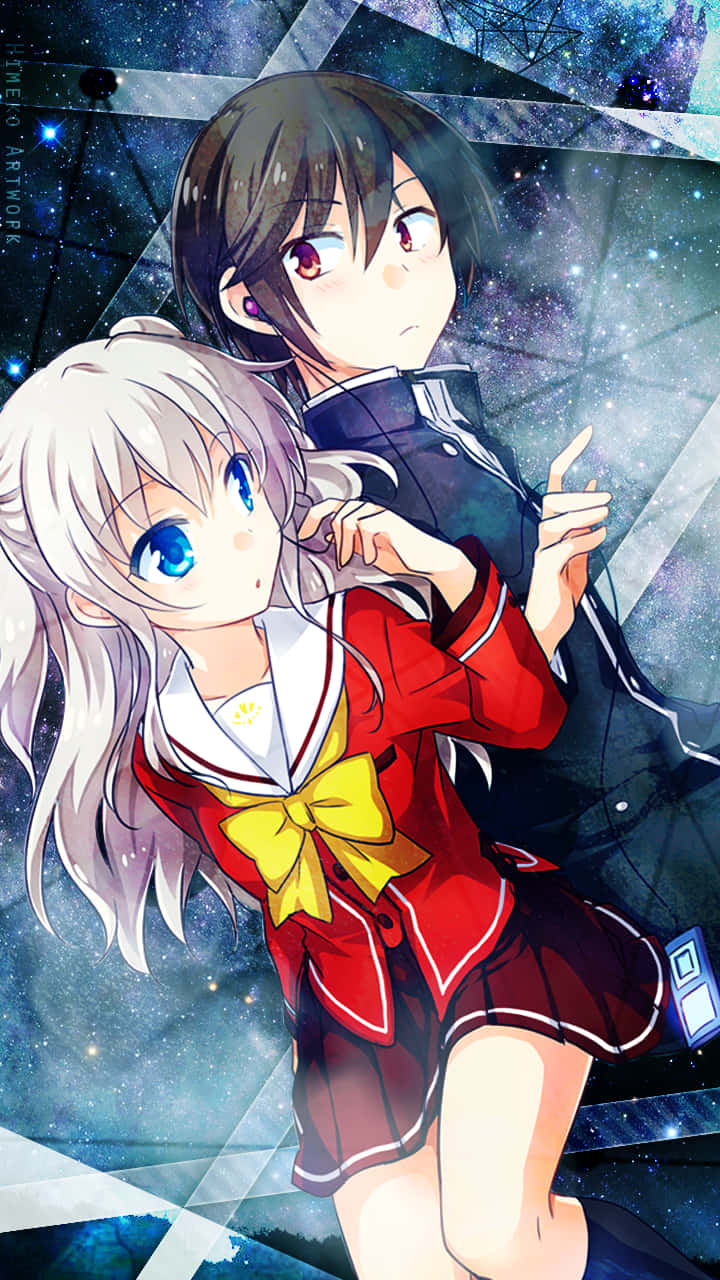 《Charlotte》動畫中結城友奈與桃李奈奈背對背立於櫻花樹下 壁紙 — 兩個動漫角色在星空宇宙背景下擁抱，周圍有幾何玻璃碎片。