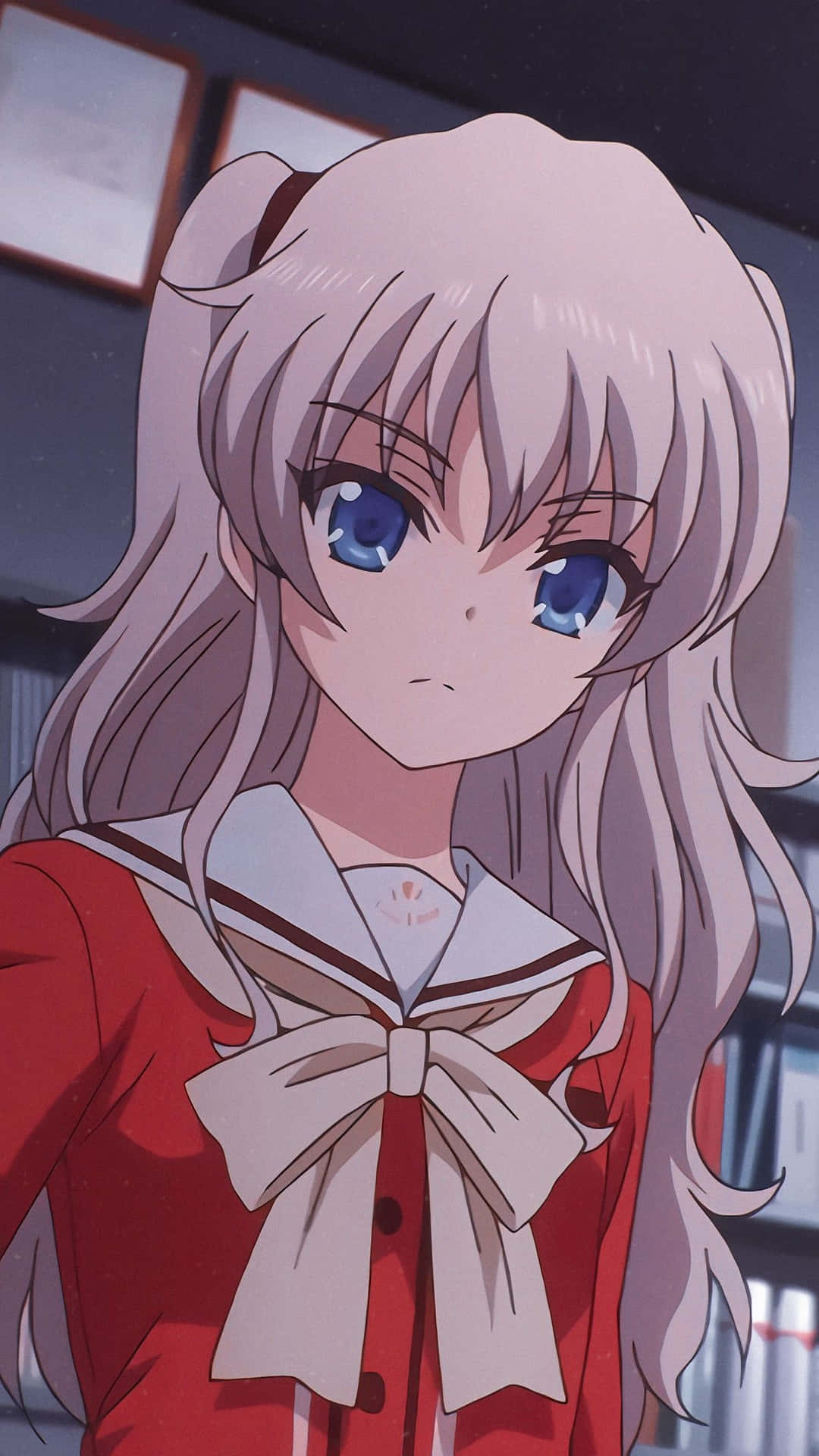 銀髮藍眼動漫少女，身穿紅色水手服。