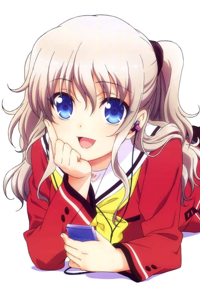 Charlotte動畫 - 桃里奈微笑 壁紙 — 一個開心的動漫女孩，金色雙馬尾和藍色眼睛，微笑著拿著手機，下巴擱在手上。