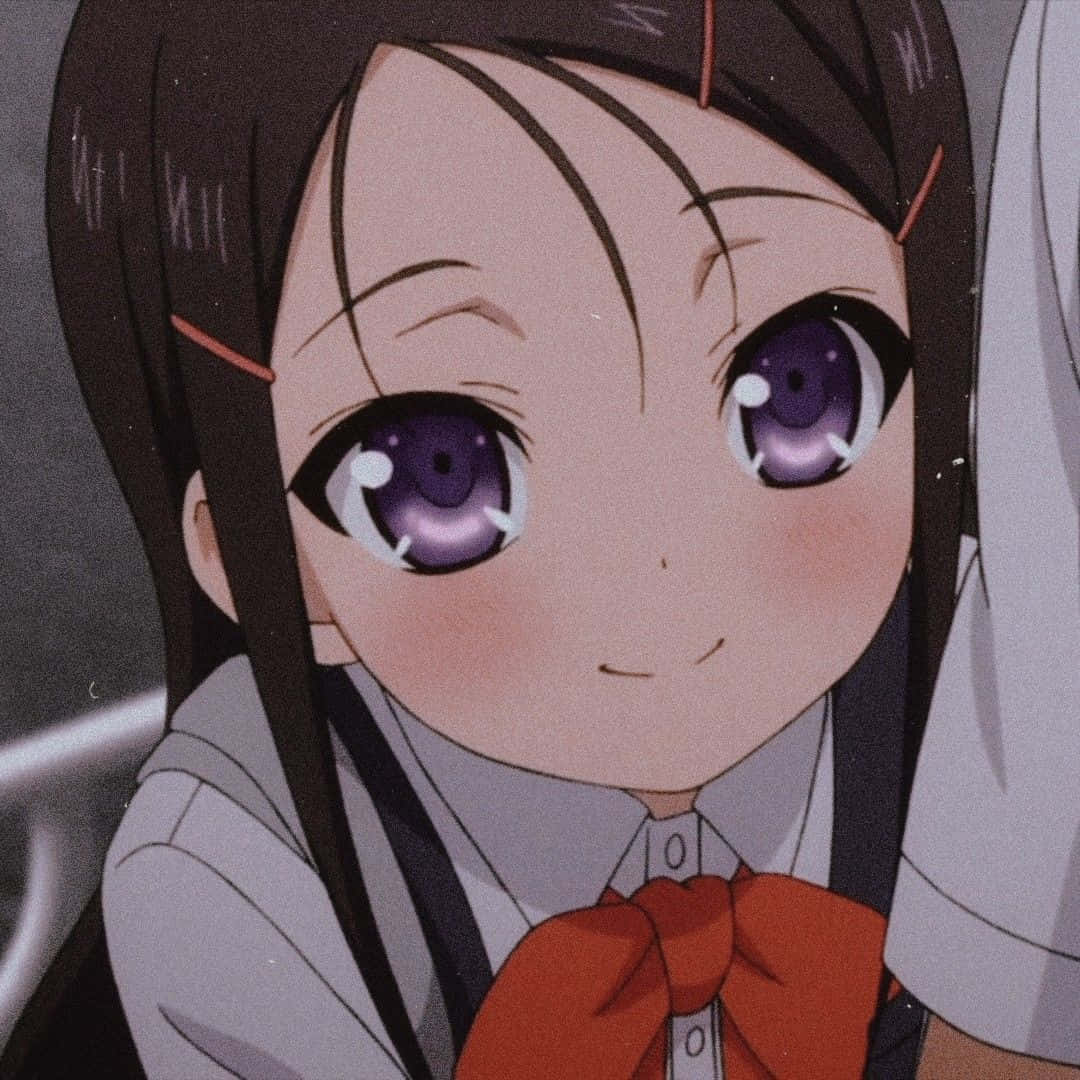 紫眼黑髮的動漫女孩穿著帶紅色蝴蝶結的校服微笑。