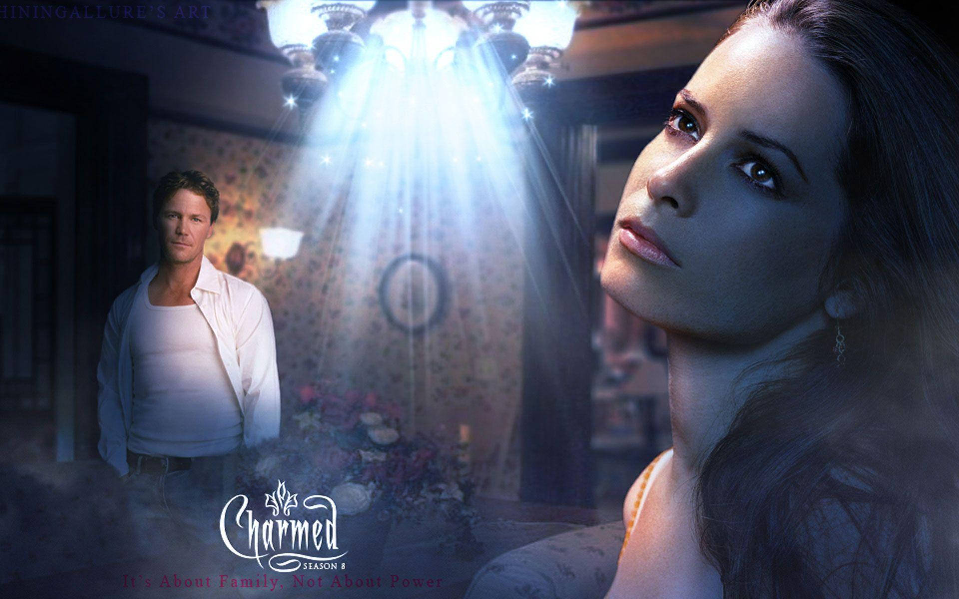 兩名演員在黑暗房間中，發光的吊燈下，帶有「Charmed」標誌。
