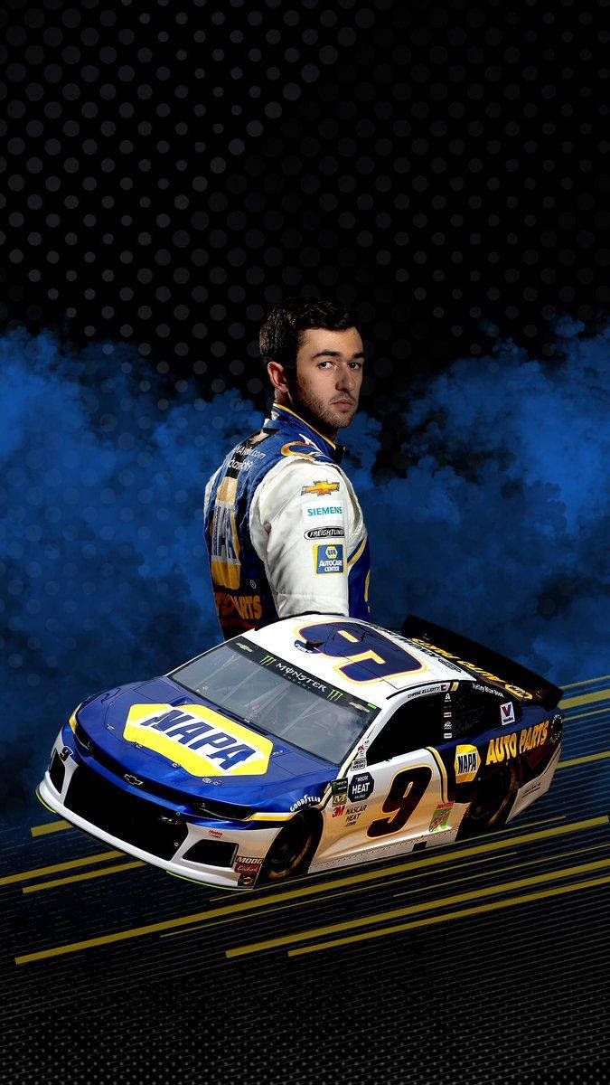 NASCAR車手與他的#9 NAPA賽車在煙霧藍色背景前。