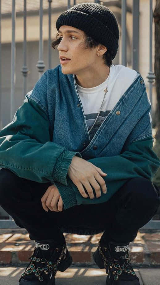 街頭裝扮嘅年輕人喺行人路近圍欄蹲低