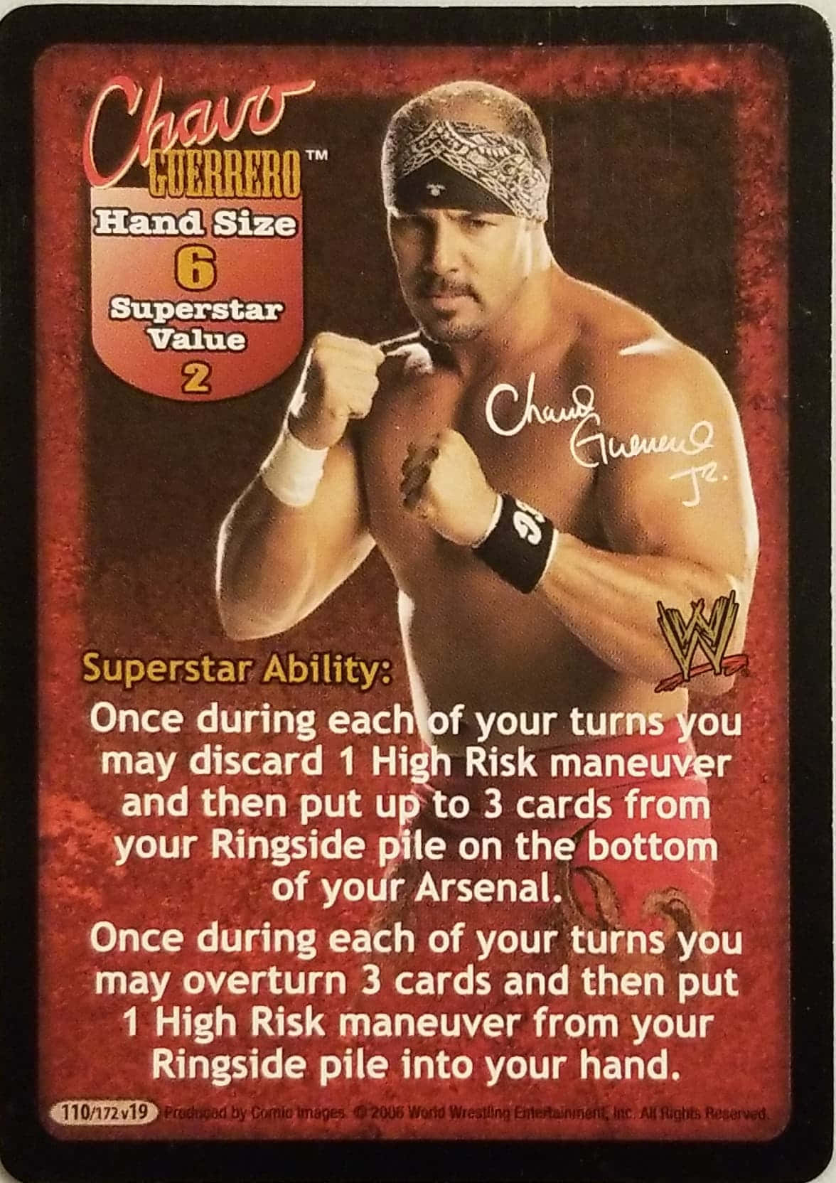 WWE摔角手Chavo Guerrero在附有遊戲統計數據和簽名的交易卡上。