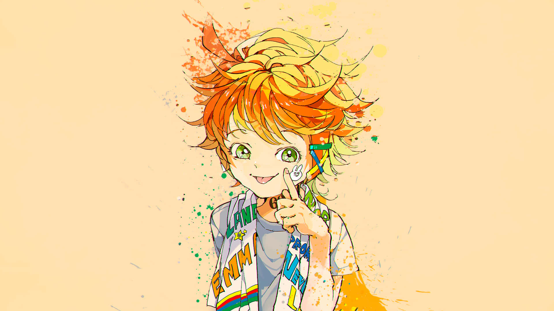 The Promised Neverland Emma 桌布 壁紙 — 一個開朗的動畫男孩，有著尖刺的橙色頭髮和綠色眼睛，在溫暖的米色背景上，伴隨著色彩繽紛的油漆飛濺，微笑著做出和平手勢。