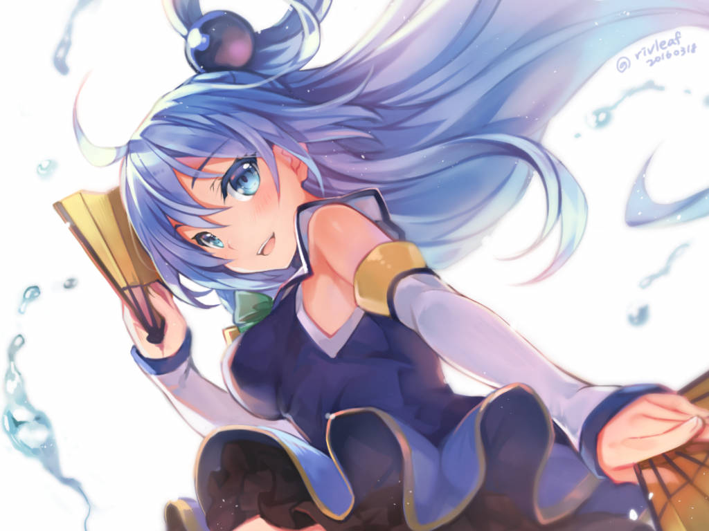 《我推的孩子》中的 Aqua：清新而沉思 壁紙 — 一個開心的動漫女孩，擁有飄逸的藍色頭髮和一把扇子，在閃閃發光的水花背景下燦爛地微笑。