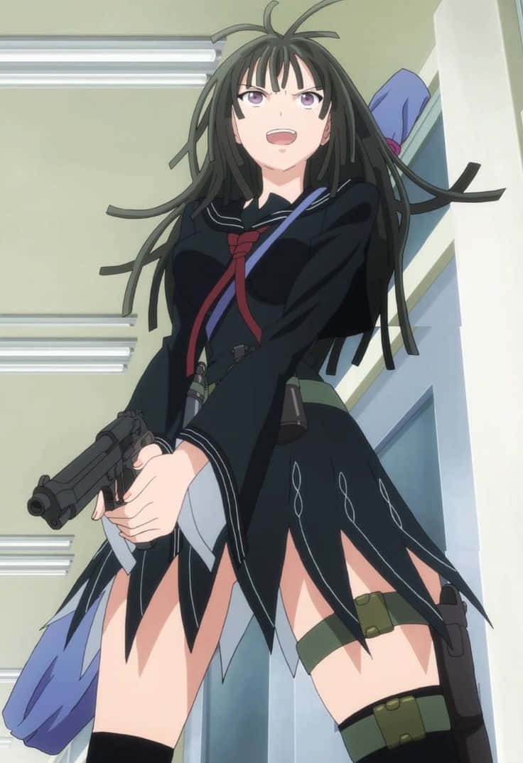  壁紙 — 一個開朗的動漫女孩，黑色亂髮，穿著校服，靠牆手持手槍。