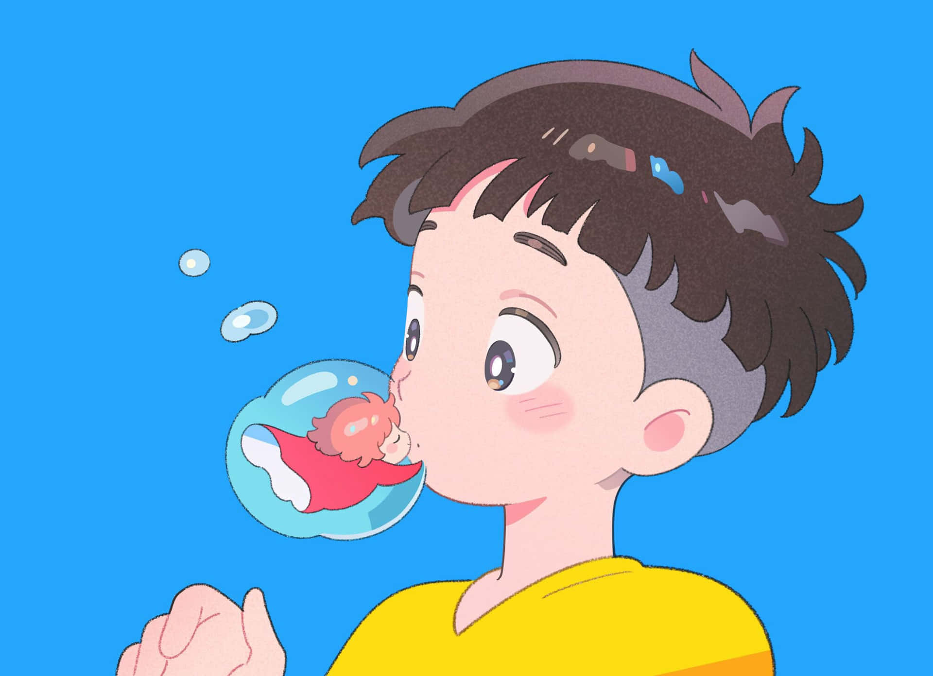  壁紙 — 一個開心的男孩吹出一個泡泡，裡面有一個紅髮小女孩，背景是純藍色。