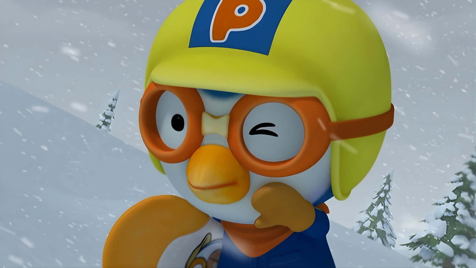  壁紙 — 一隻戴著黃色頭盔和橙色護目鏡的開心卡通企鵝在雪花飄落的雪松樹旁眨眼。