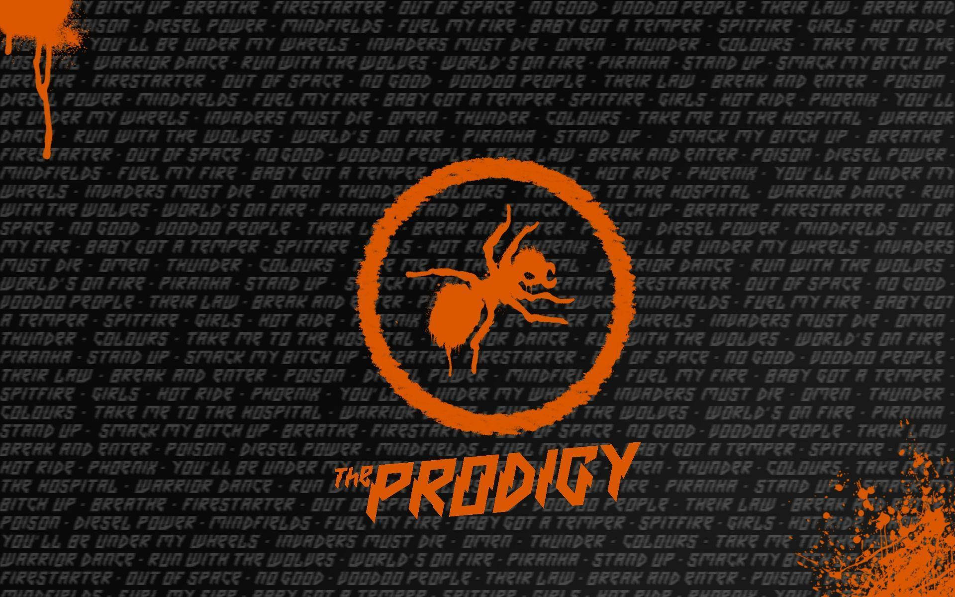 The Prodigy樂隊標誌 壁紙 — 一個大膽的橙色螞蟻標誌，帶有骷髏特徵，位於深灰色牆壁中央，牆上覆蓋著重複的樂隊歌曲標題。