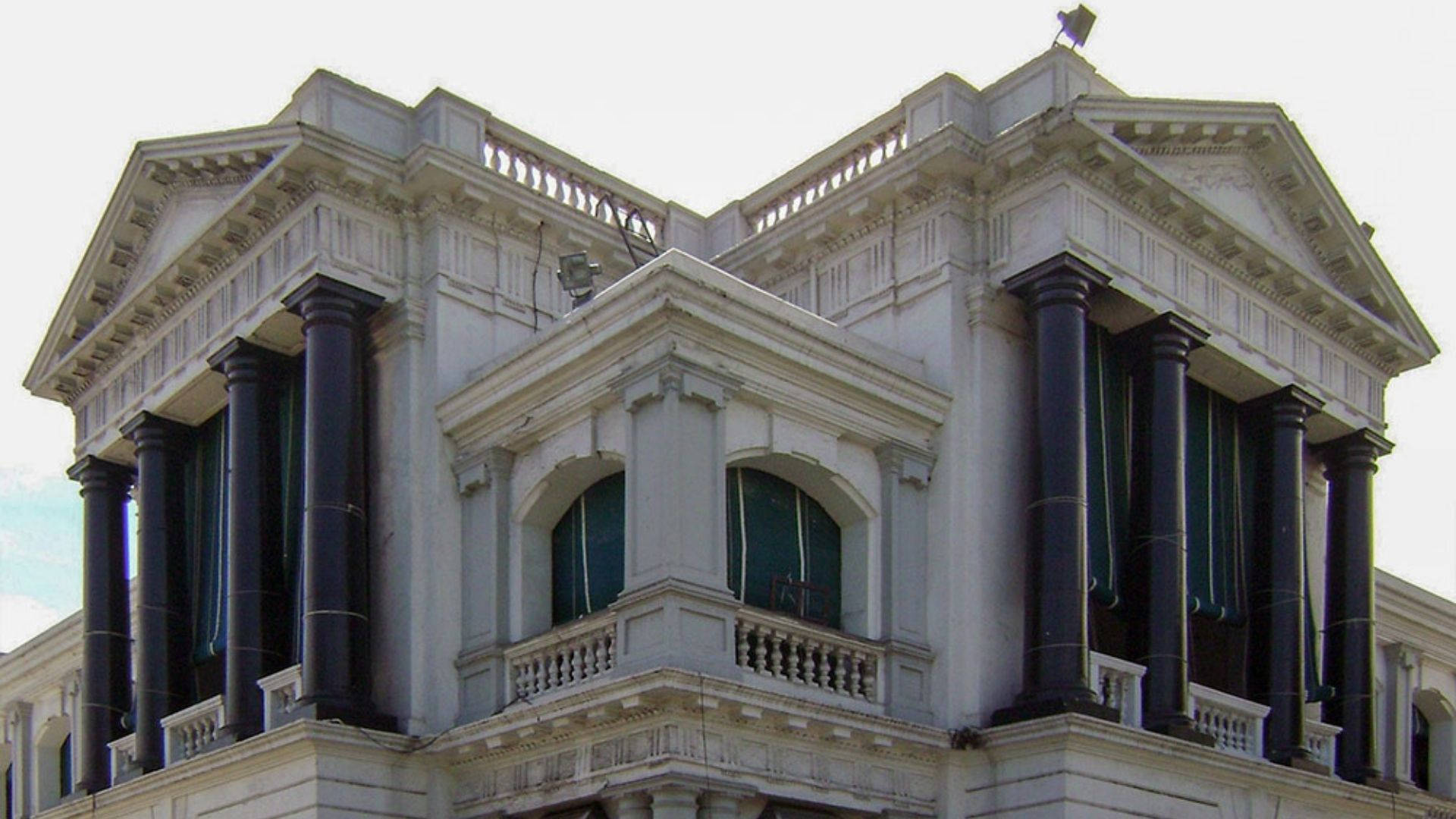 宏偉的新古典主義建築，白色石頭和深色柱子
