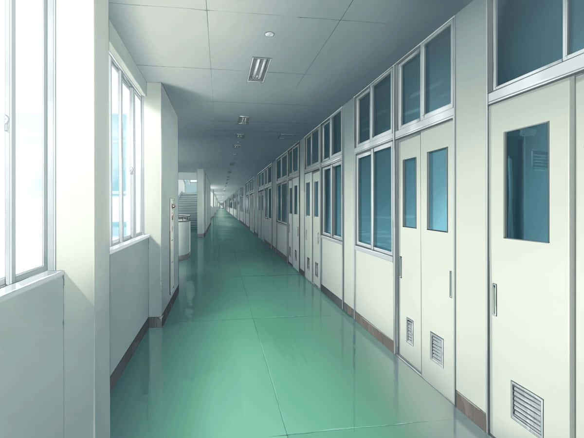長長的空走廊，綠色地板，白色門帶有藍色窗戶。