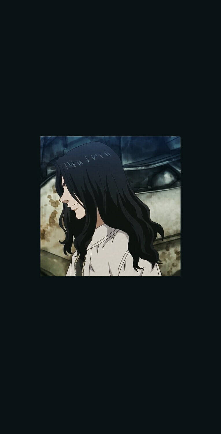 在黑暗的工業環境中，長黑髮的動漫女孩身後有發光的眼睛。