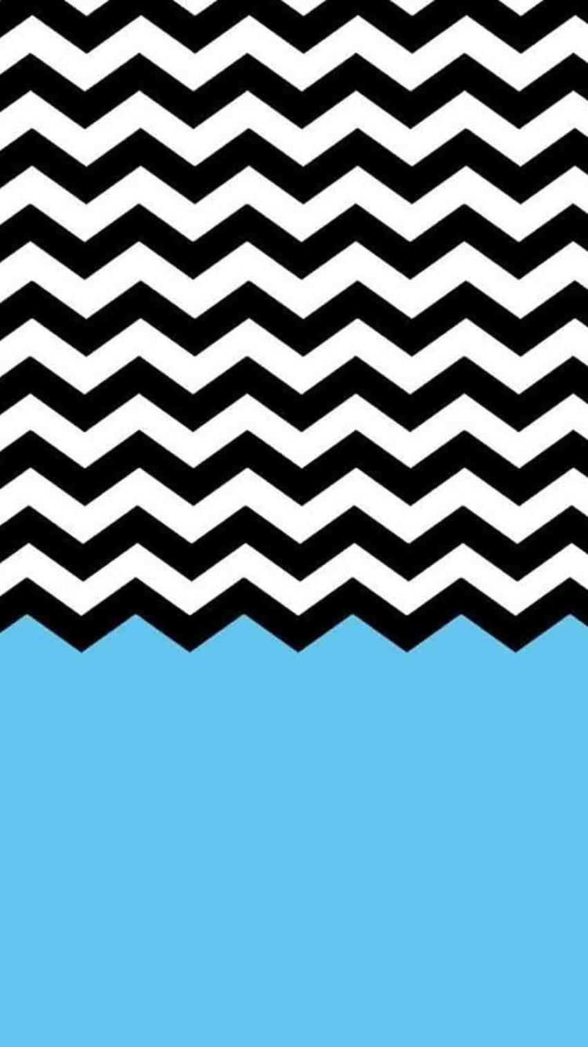 用 Chevron iPhone 演繹時尚風範 壁紙 — 大膽的黑白鋸齒圖案與純淺藍色背景相遇，呈現簡潔的幾何設計。