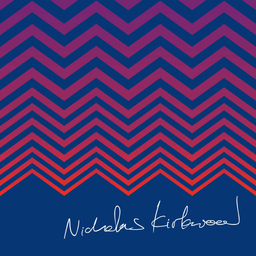 Chevron圖案搭配Nicholas Kirkwood簽名 壁紙 — 充滿活力的漸變藍、紫、紅色鋸齒圖案，底部有白色簽名。