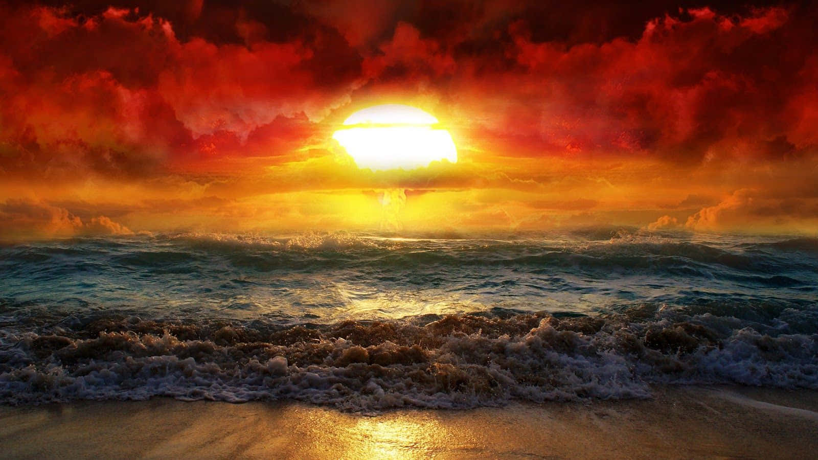 Sunset Hues 桌布 壁紙 — 熾熱的夕陽將天空染成紅色和橙色，海浪拍打著沙灘。