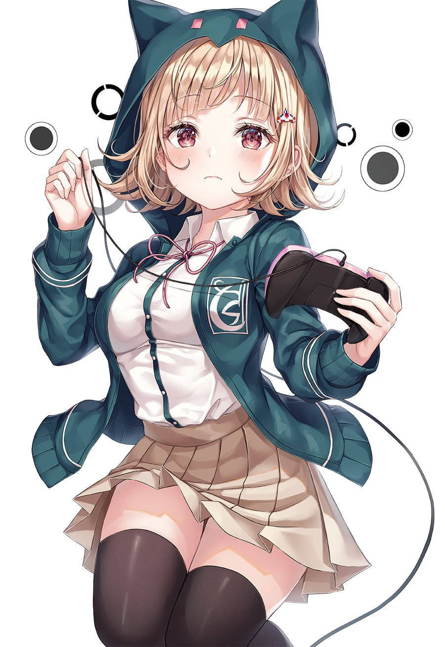 Chiaki Nanami PlayStation遊戲 壁紙 — 穿著貓耳連帽衫的動漫女孩，戴著耳機拿著遊戲控制器，在白色背景前可愛地臉紅。